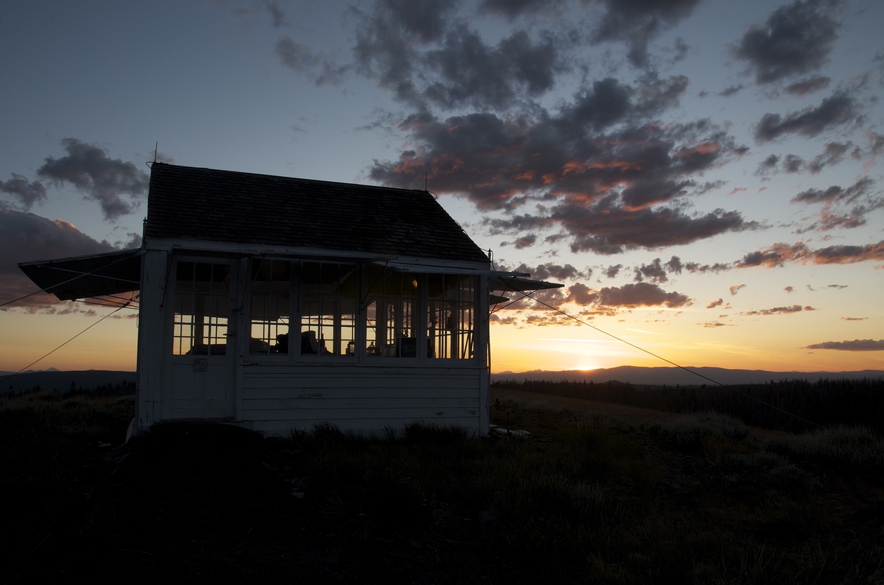 Image - house cottage cabin sky clouds