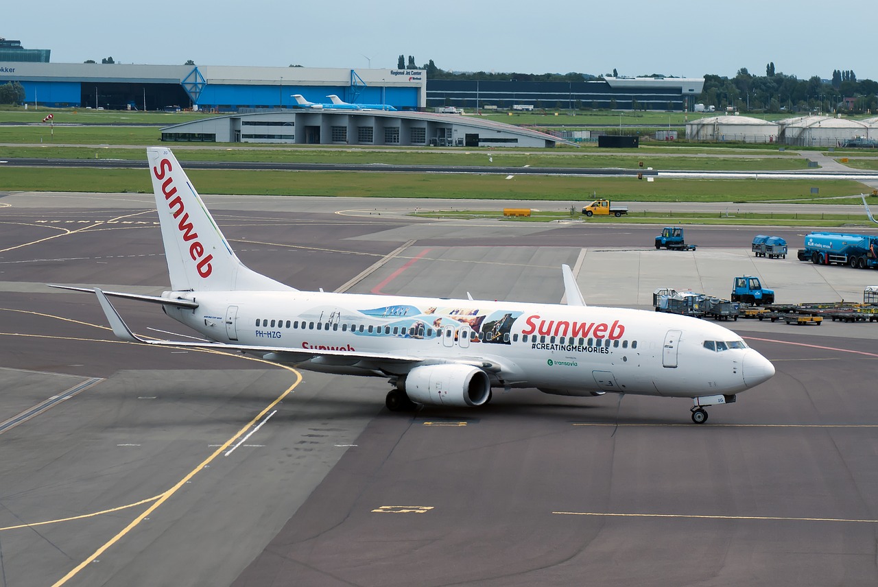 Image - plane runway airline schiphol