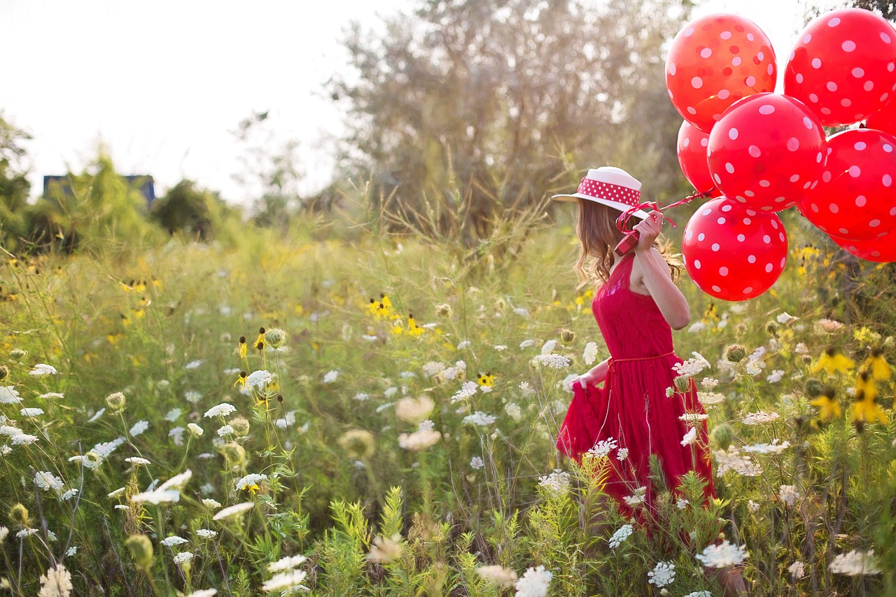 Image - young woman pretty red balloons