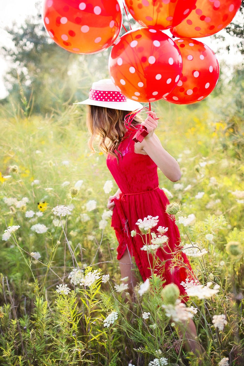 Image - young woman pretty red balloons