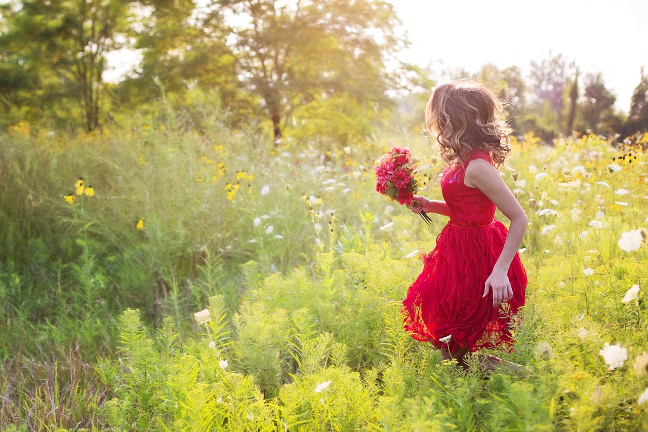 Image - young woman pretty red balloons