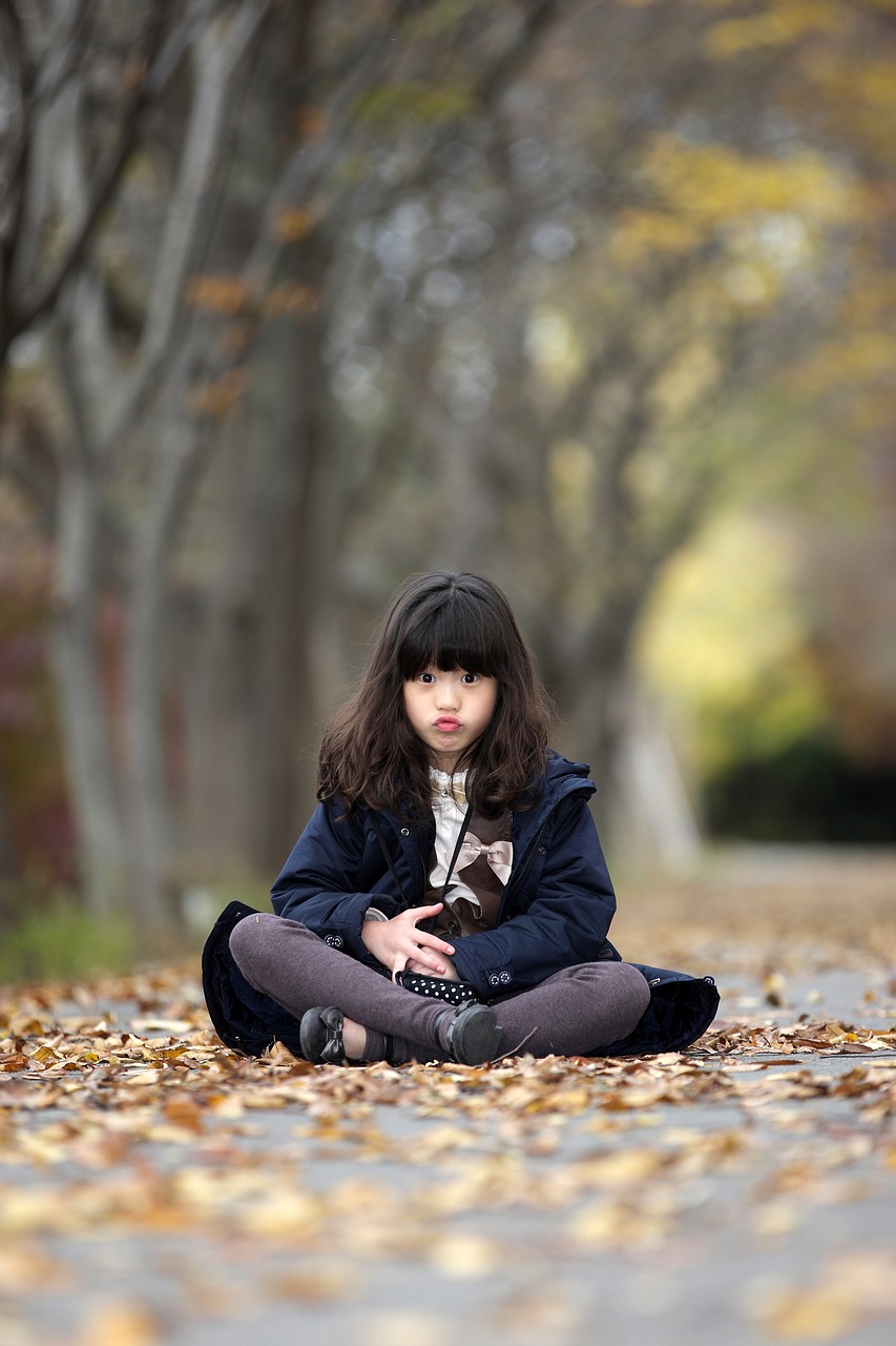 Image - girl yawp late autumn