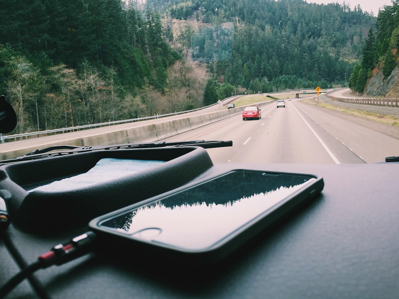 Image - iphone car dashboard driving cell