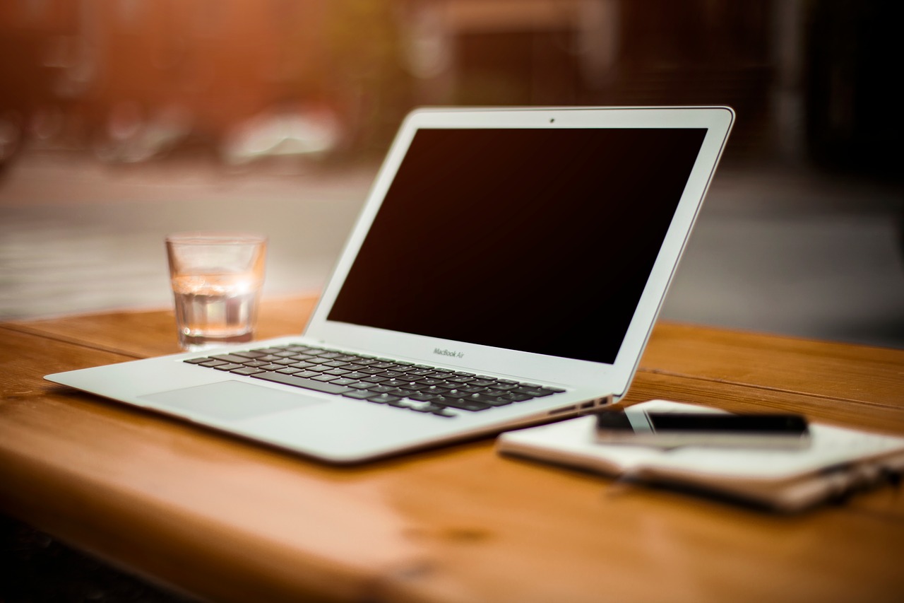 Image - macbook air laptop apple pen