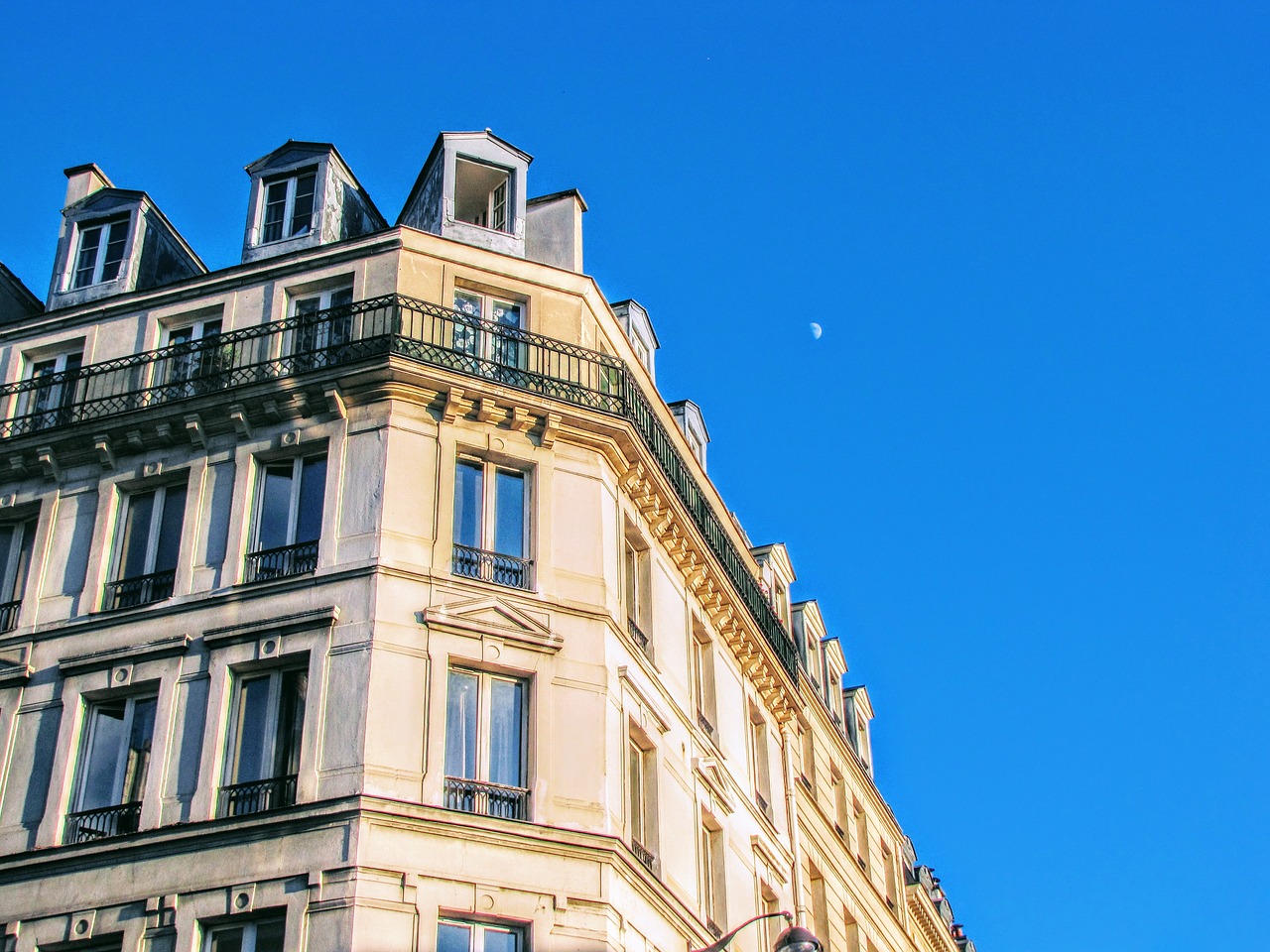 Image - paris apartment facade building