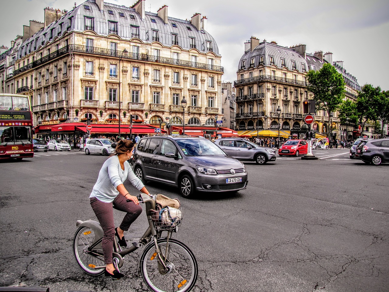 Image - paris place saint michel