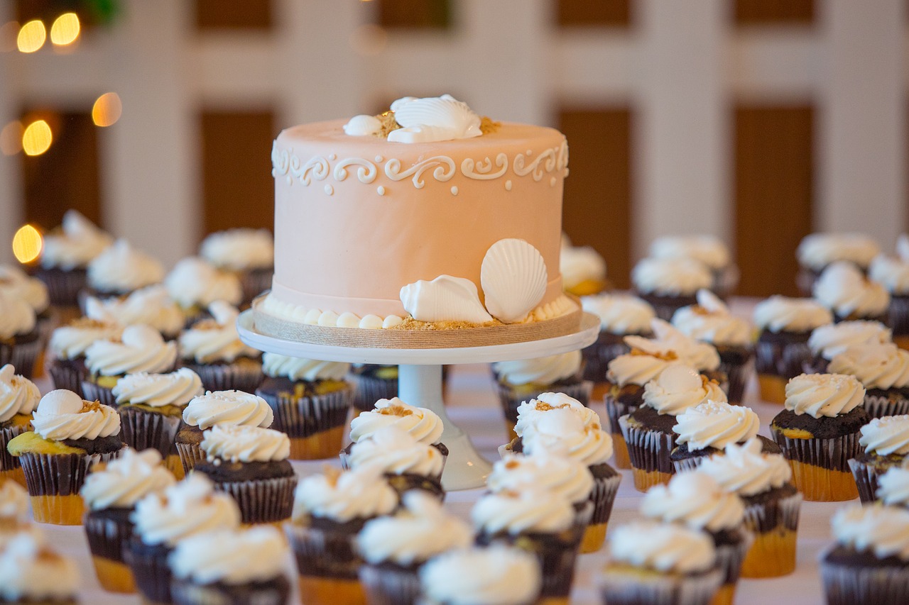 Image - wedding cake cupcake reception