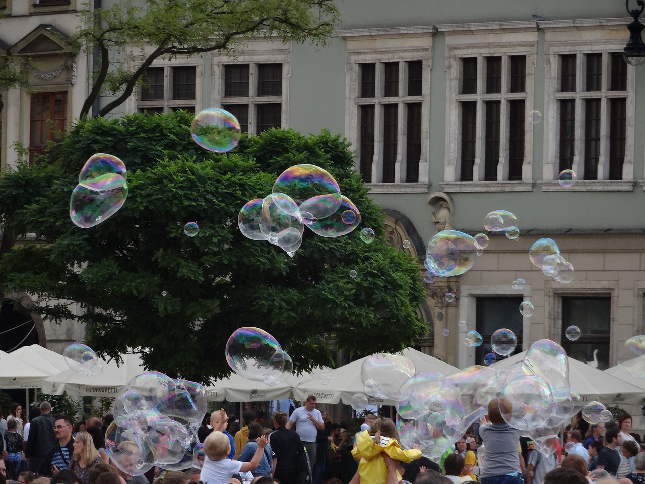 Image - tree balloon street artist