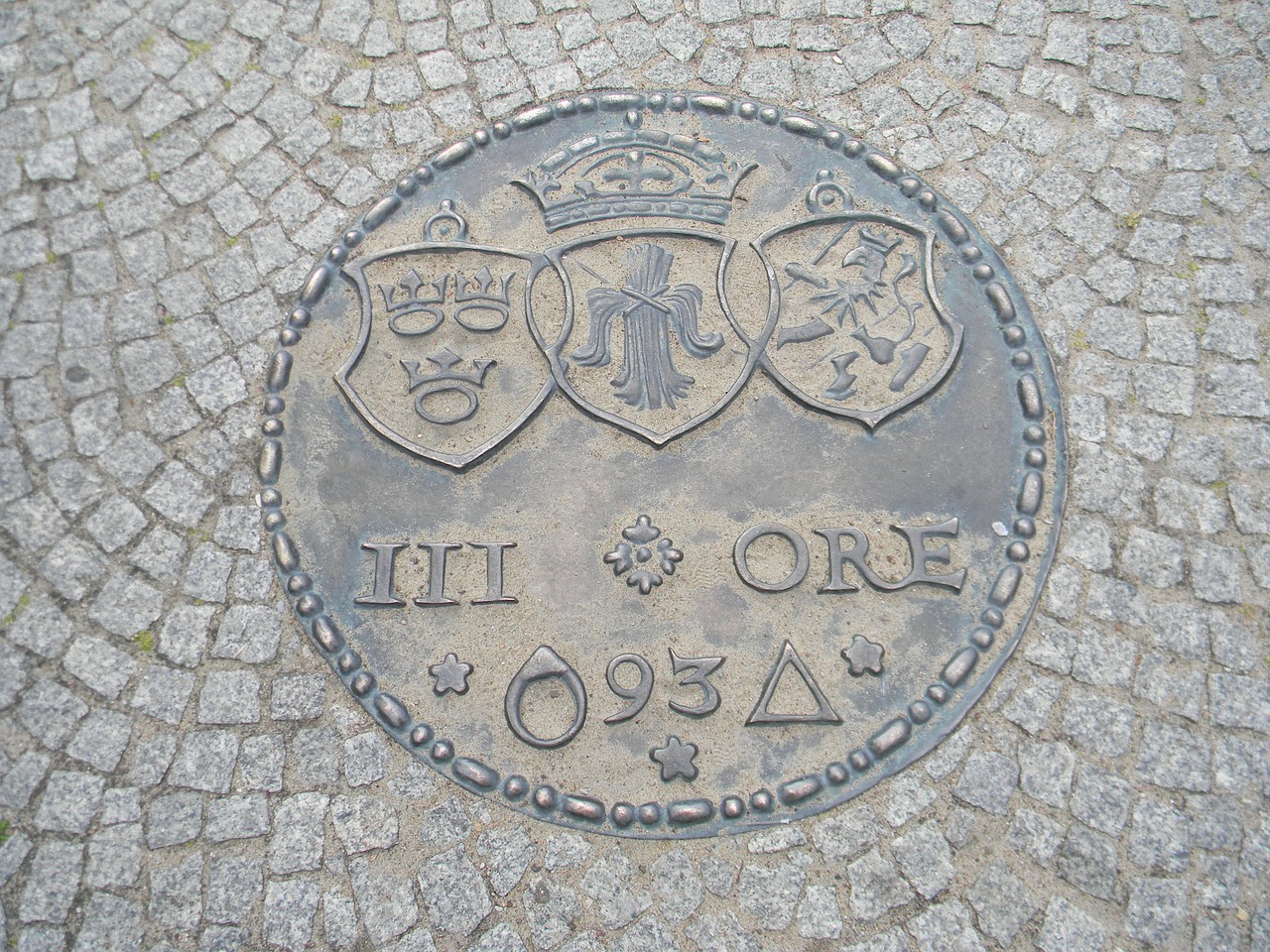 Image - manhole sewerage malbork way