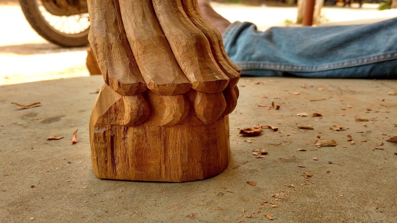 Image - wood carving lion leg