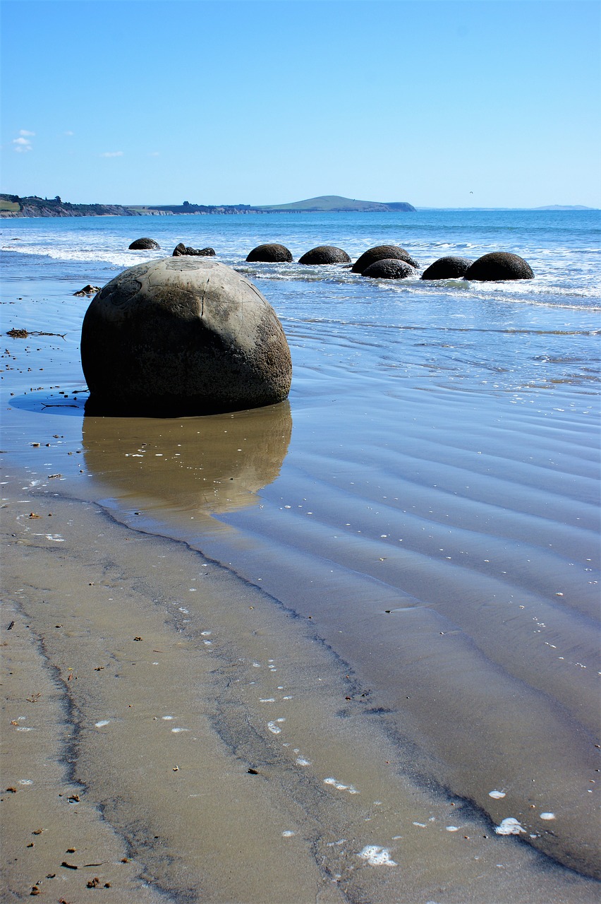 Image - moeraki boulders new zealand beach