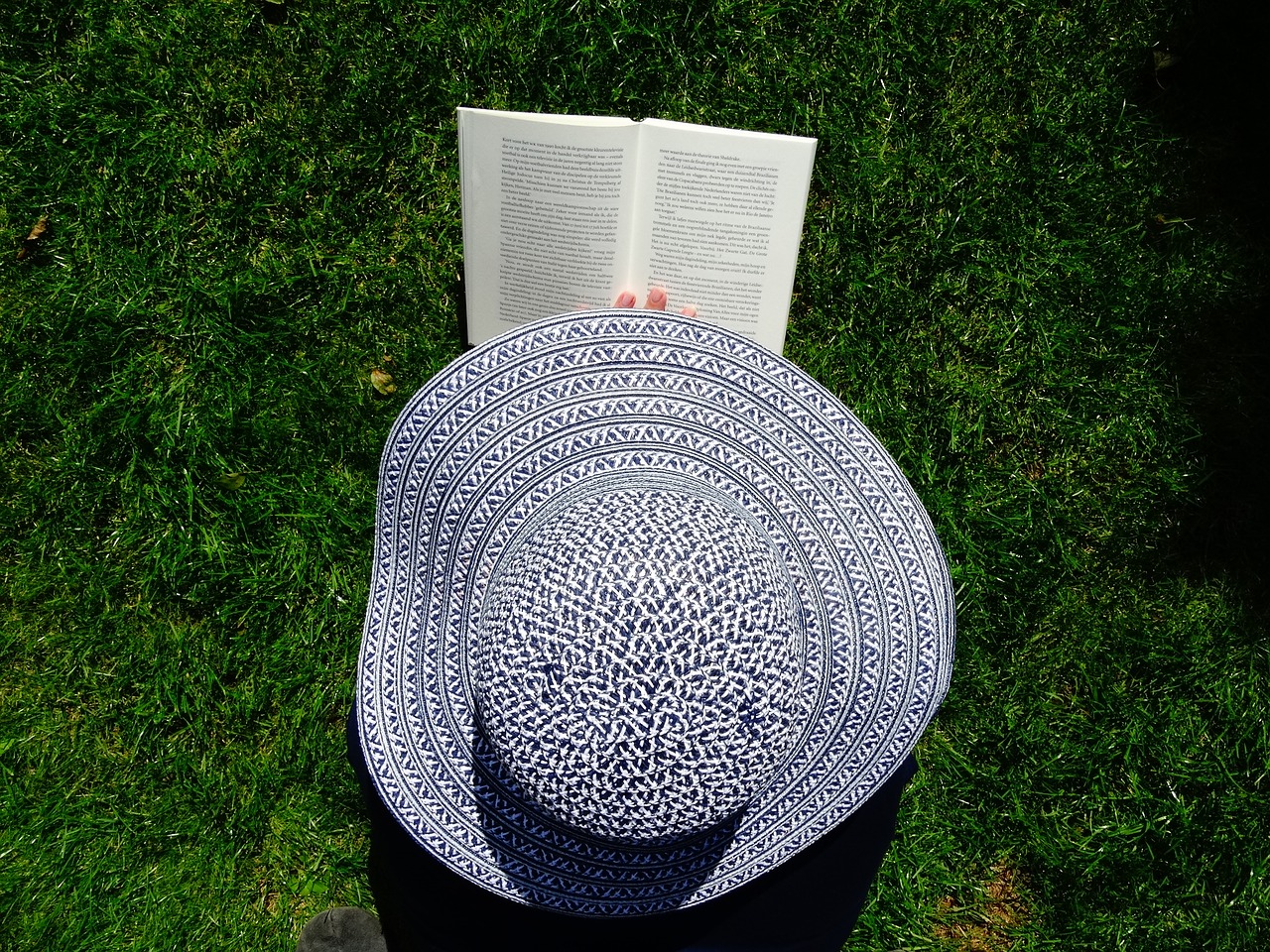 Image - hat book read relax grass books