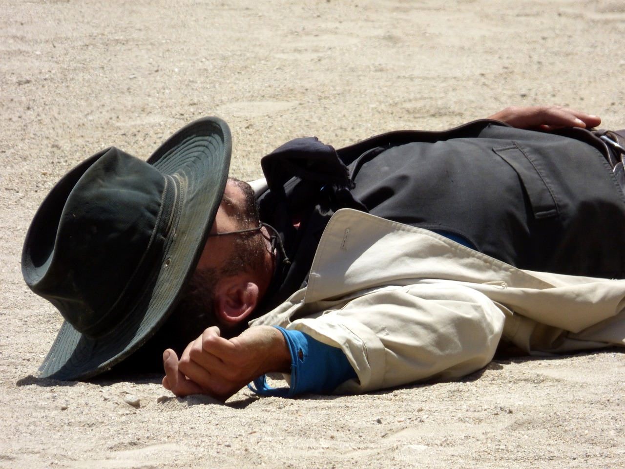 Image - cowboy dead lying hat ground