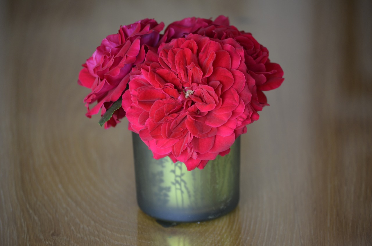 Image - red table decorations bouquet roses