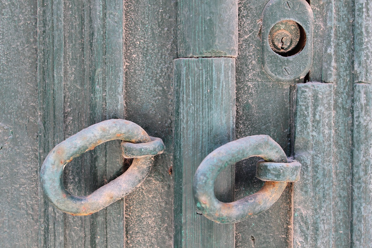 Image - hooks distressed chains keyhole