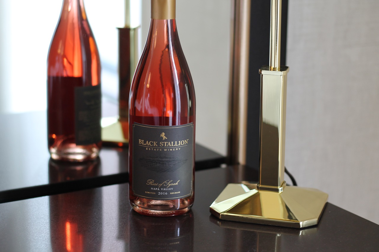 Image - wine rosé mirror hotel black