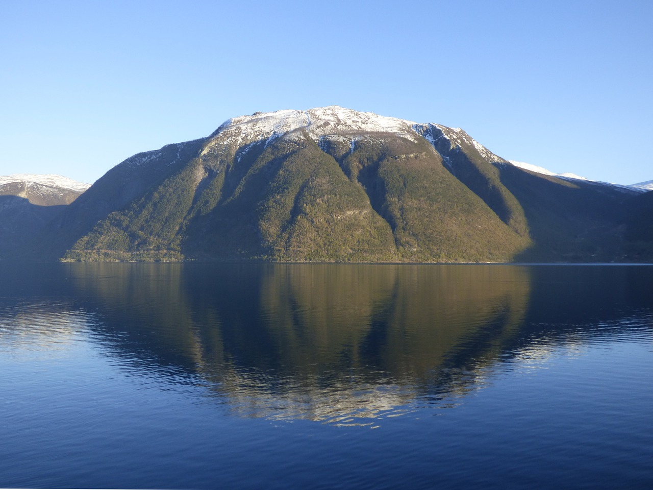 Image - water reflection fiord mountain