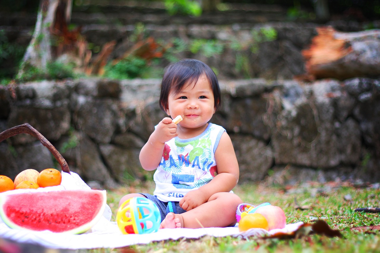 Image - picnic baby eating cute child