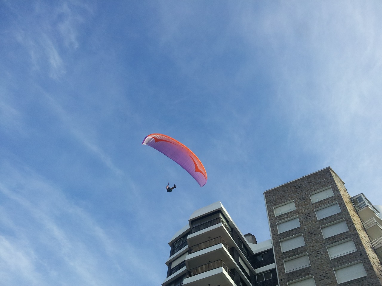 Image - paragliding sky buildings