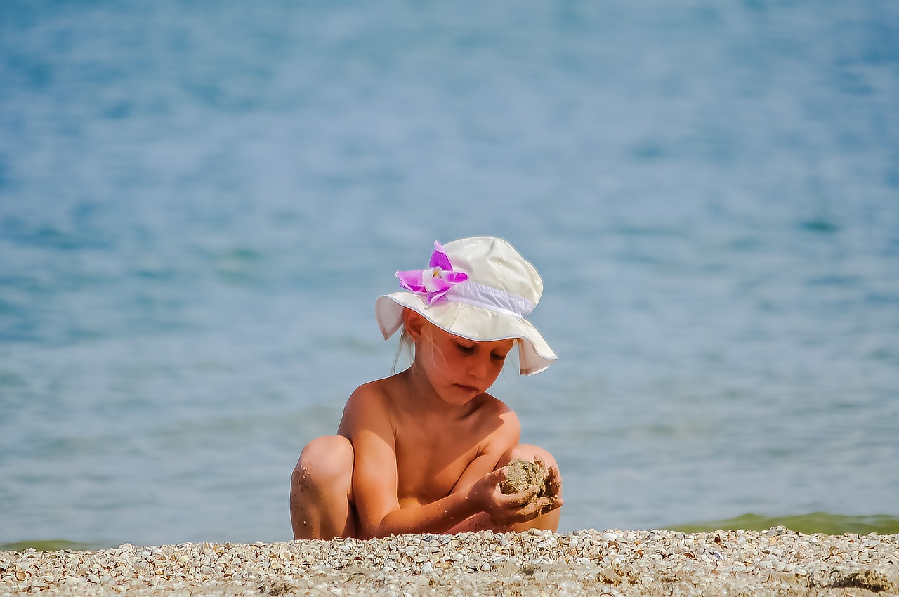 Image - sea sand shell girl