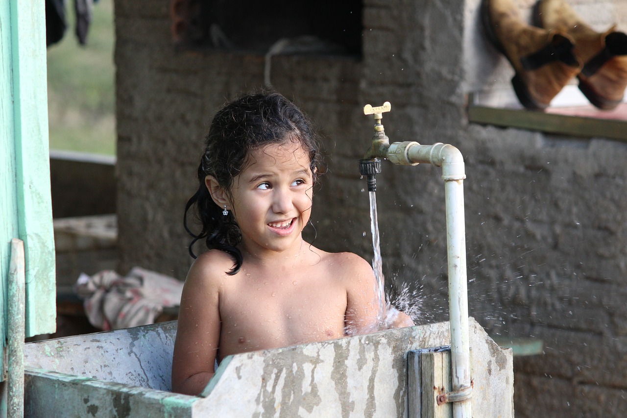 Image - child playing agua child playing