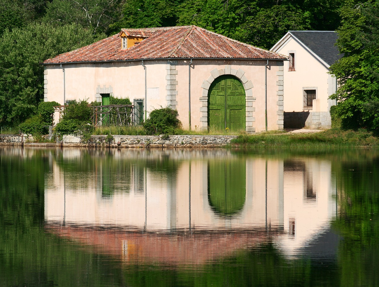 Image - la granja cottage lake reflection