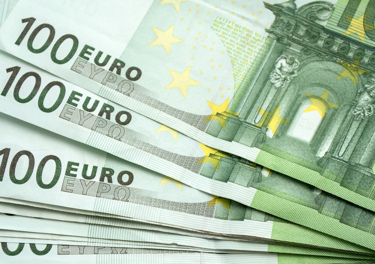 Image - money euro 100 eur package