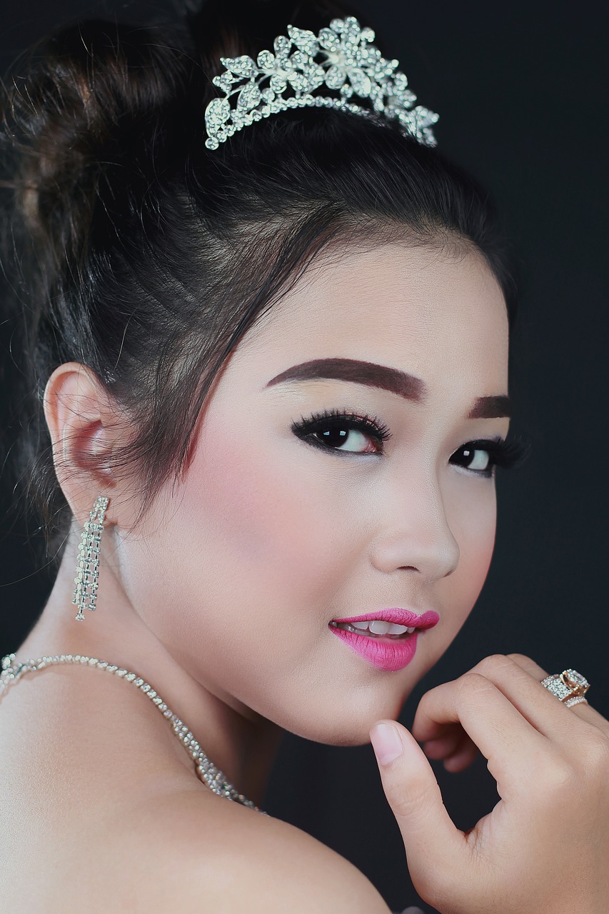 Image - blushing women model beauty