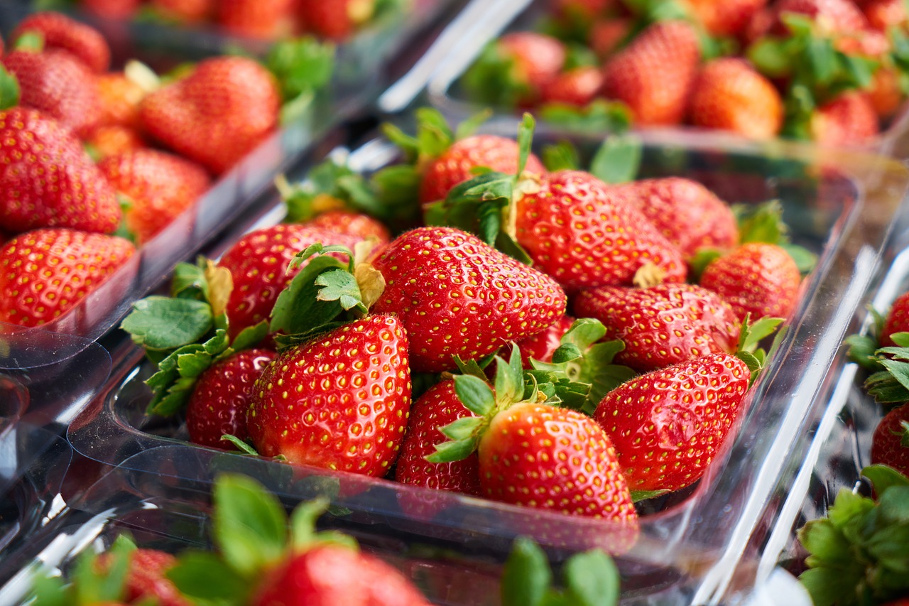 Image - strawberry macro background red