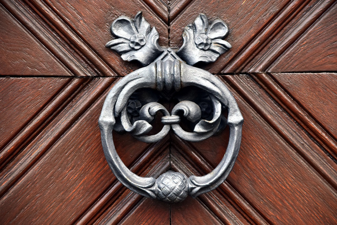 Image - door doorknocker input wood metal