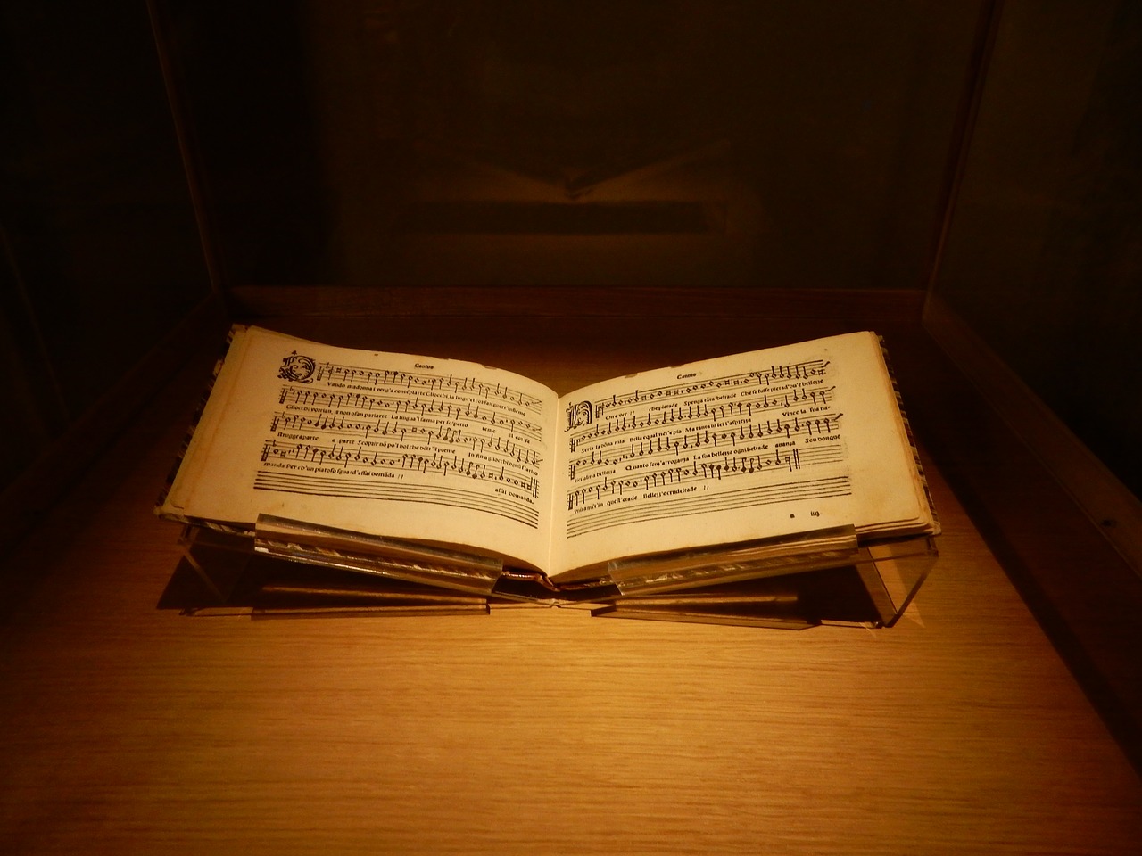 Image - music book antique museum