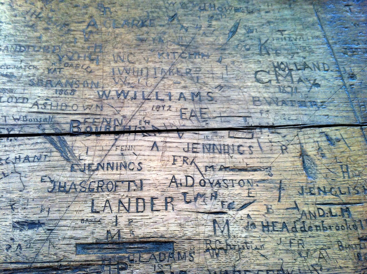 Image - wood graffiti desk signatures
