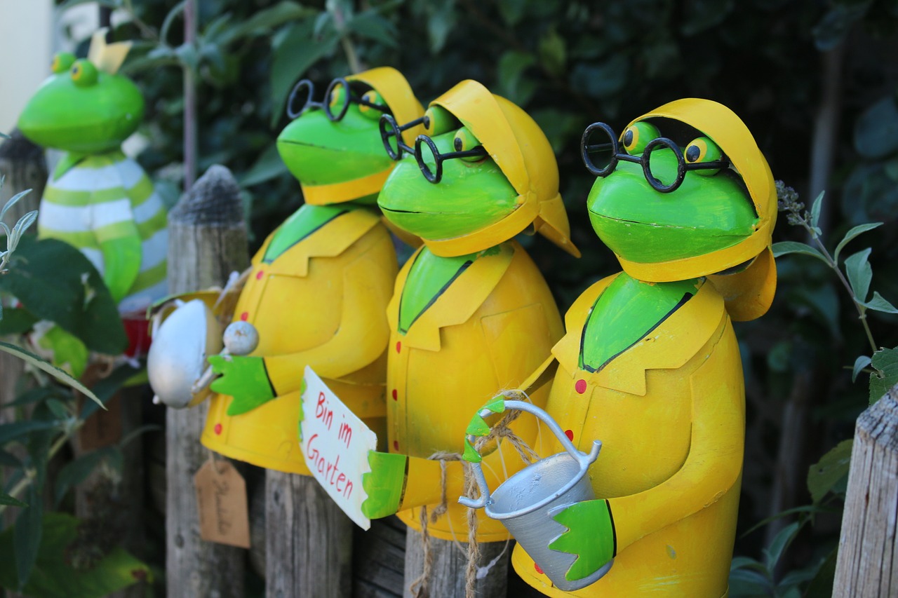 Image - frogs green yellow glasses figure