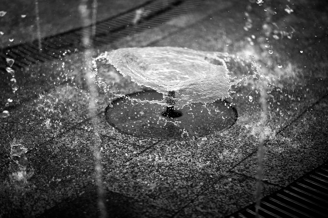 Image - splash fountain black and white