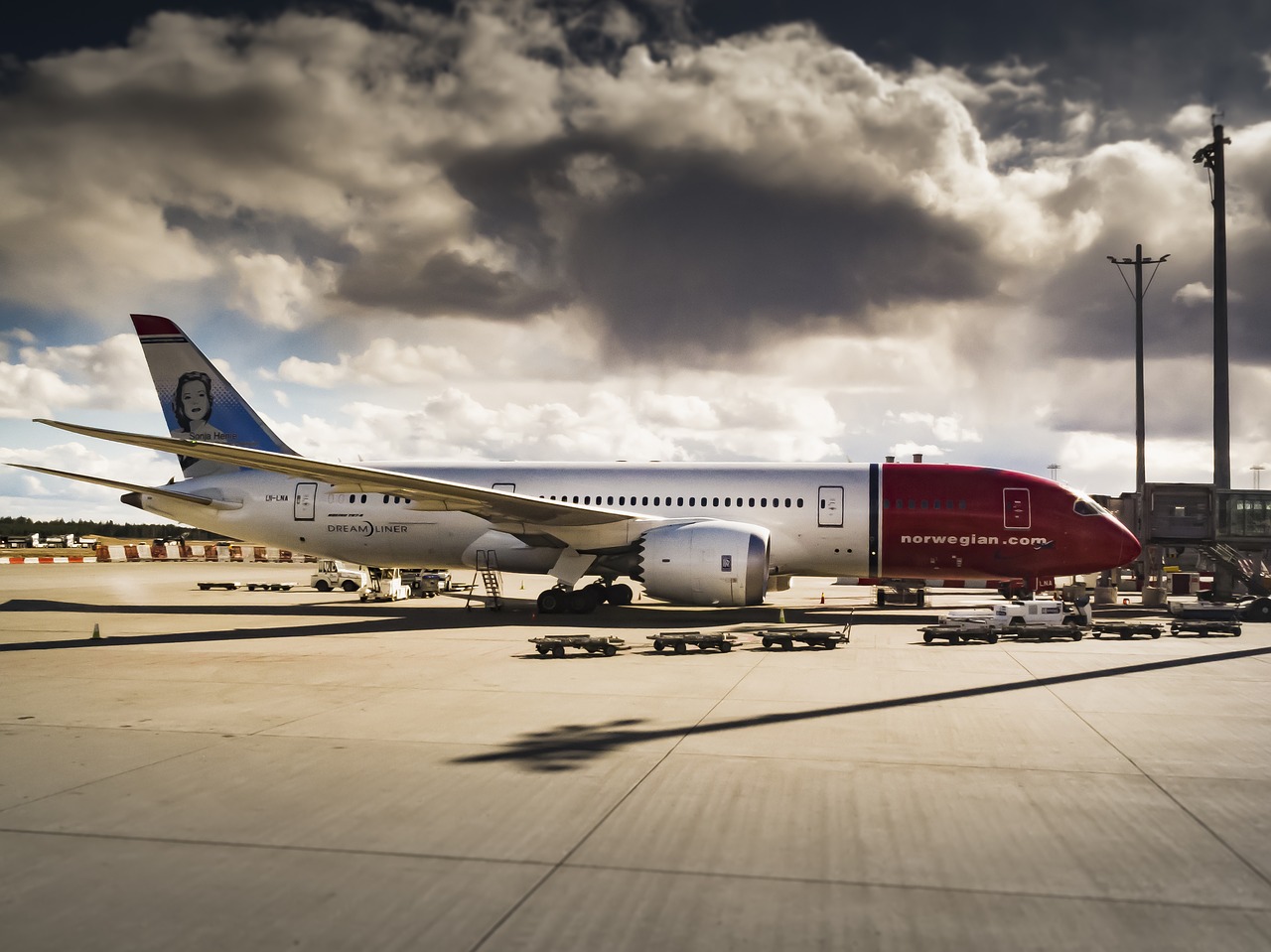 Image - airplane dreamliner tarmac