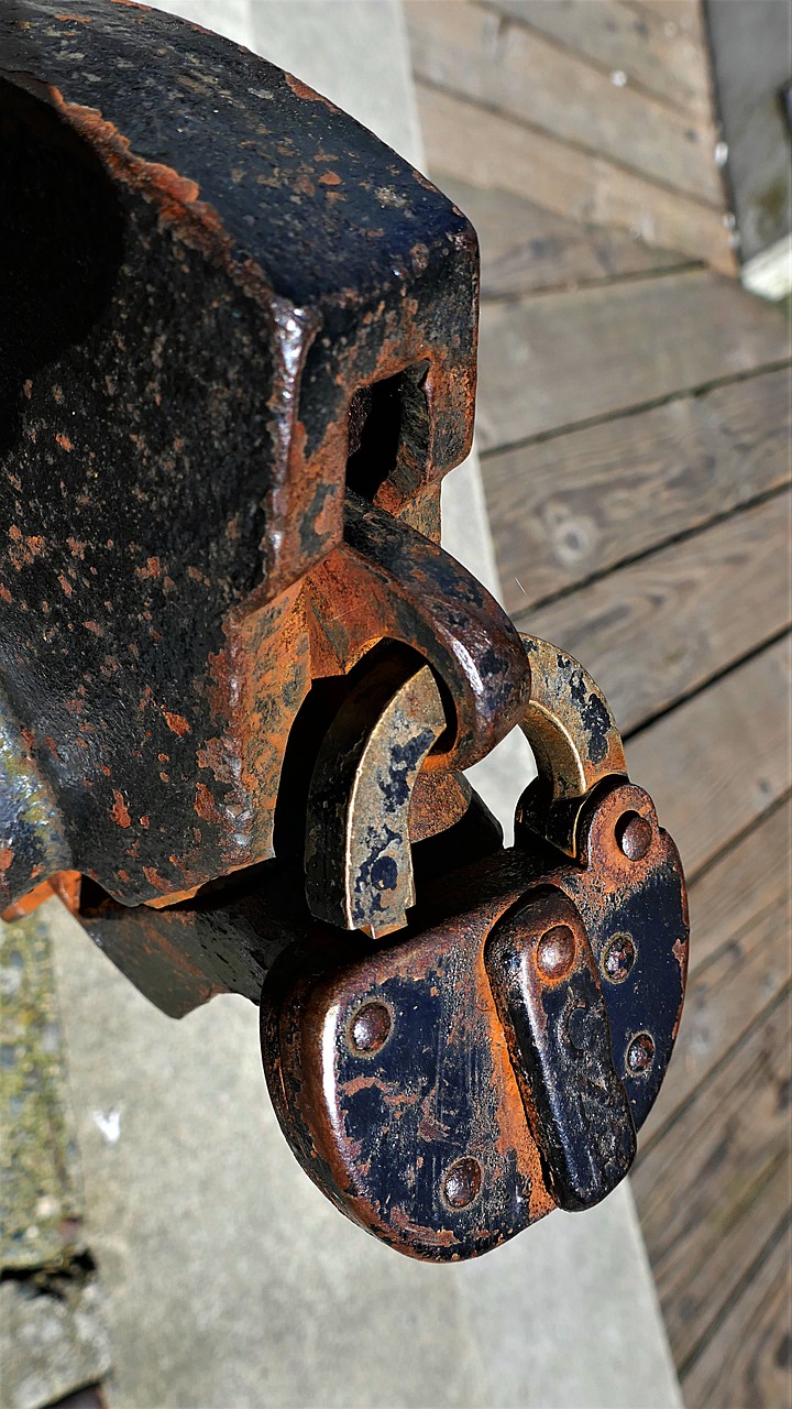 Image - padlock old rusted lock roundhouse