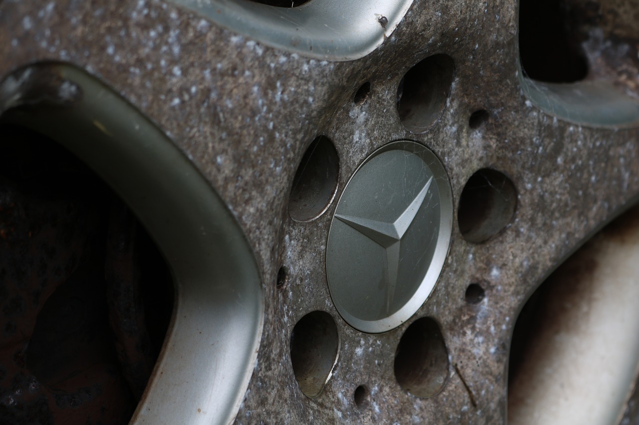 Image - mercedes old wheels oxidized
