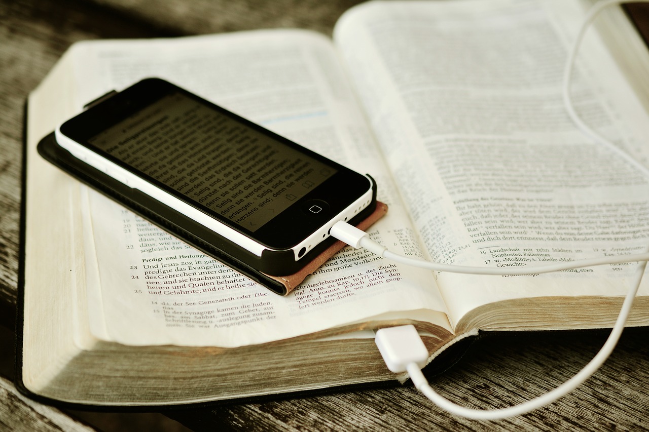 Image - bible iphone mobile phone read