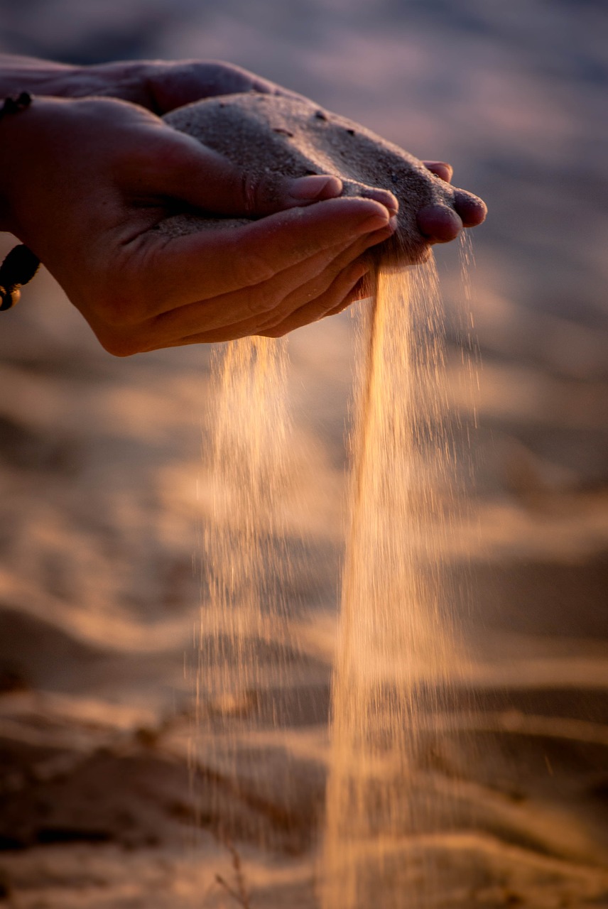 Image - sand fingers time beach hands