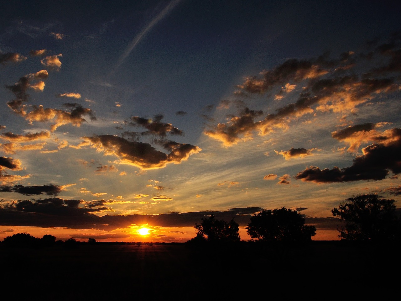 Image - sunset clouds contrast dark blue