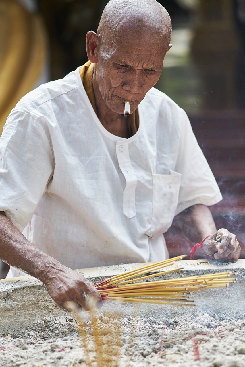 Image - buddhist male prayer ritual