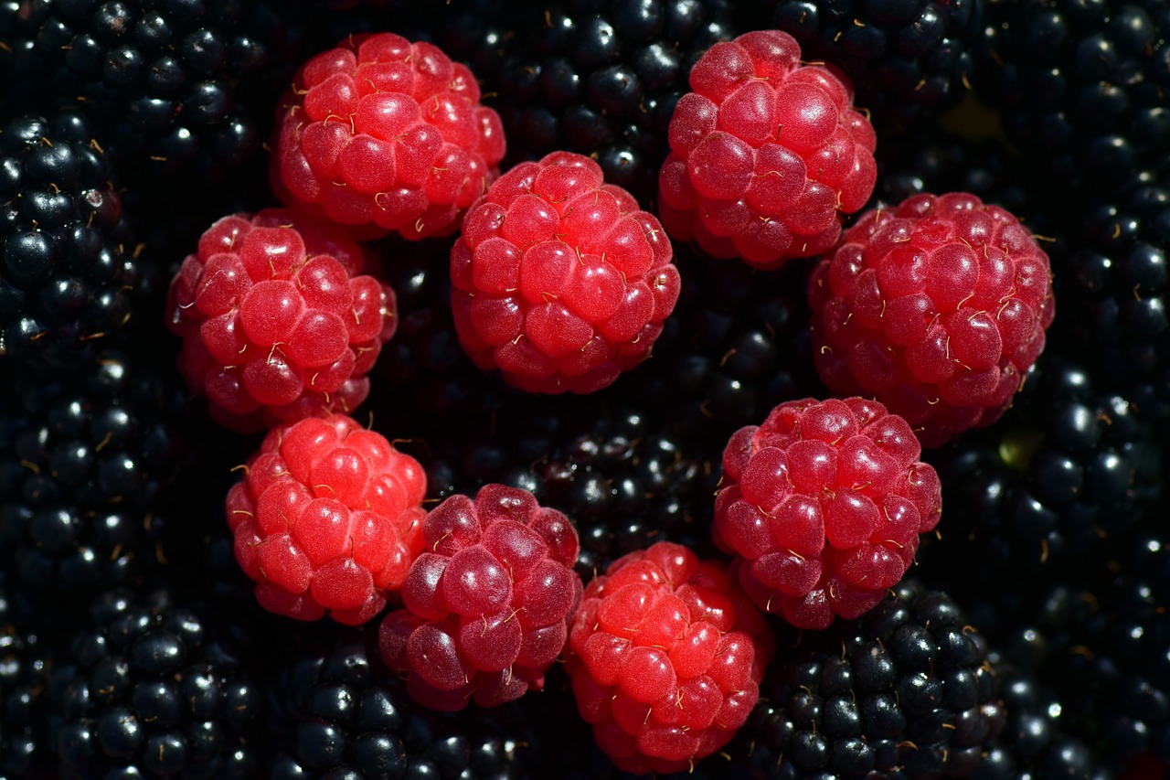 Image - raspberries blackberries heart
