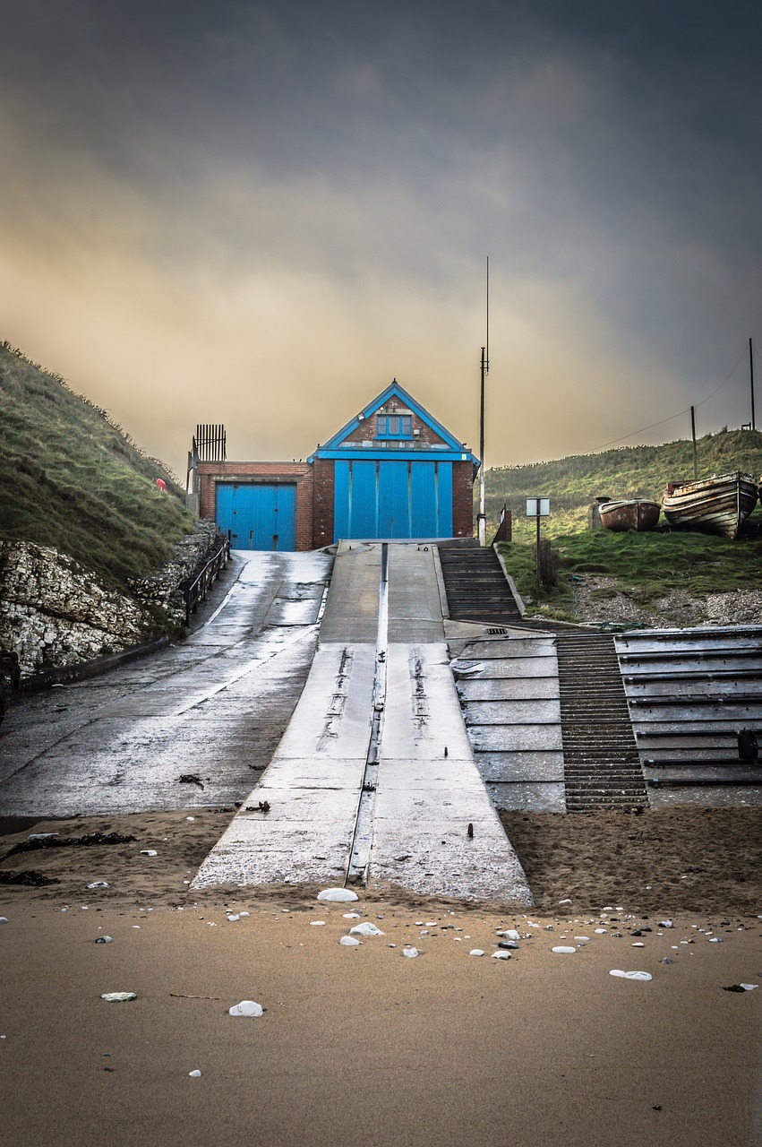 Image - life boat rescue old disused