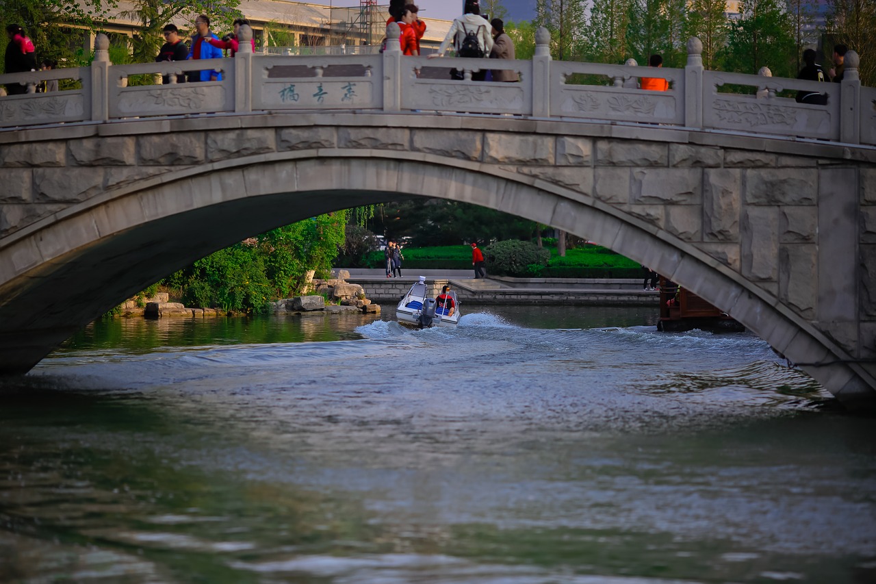 Image - bridge lake visitors