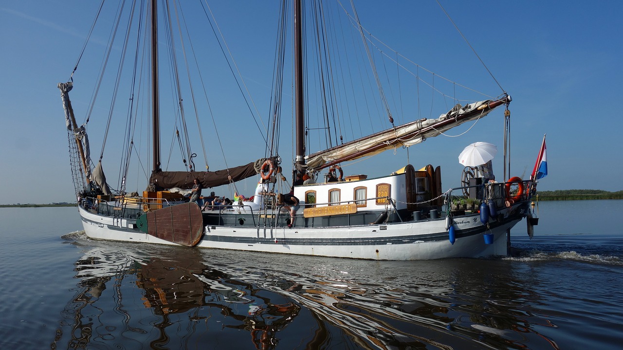 Image - flat bottom boat sailing ship