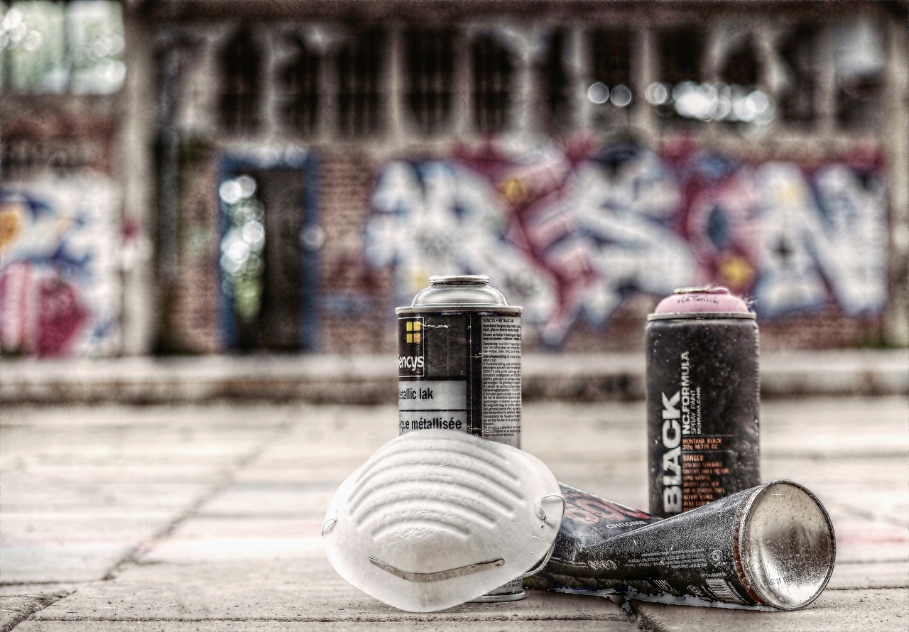 Image - graffiti sprayer spray cans mask