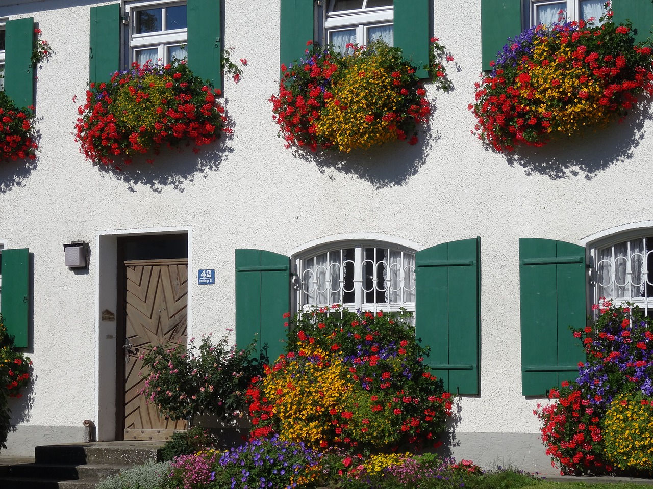 Image - home facade floral decorations