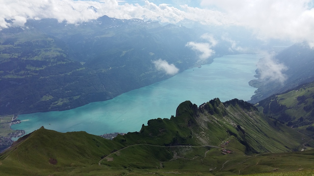 Image - lake brienz mountains lake red horn