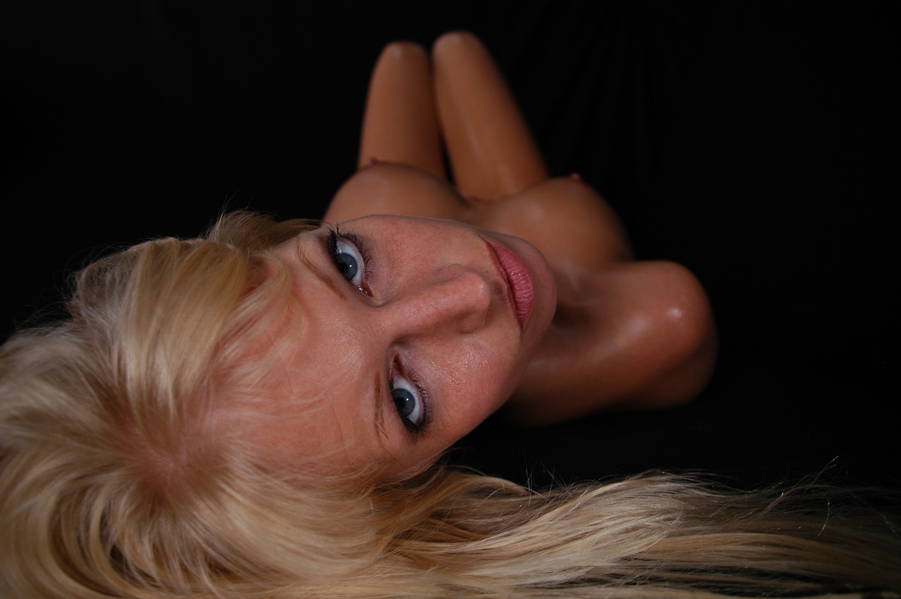 Image - woman nude blonde lying face