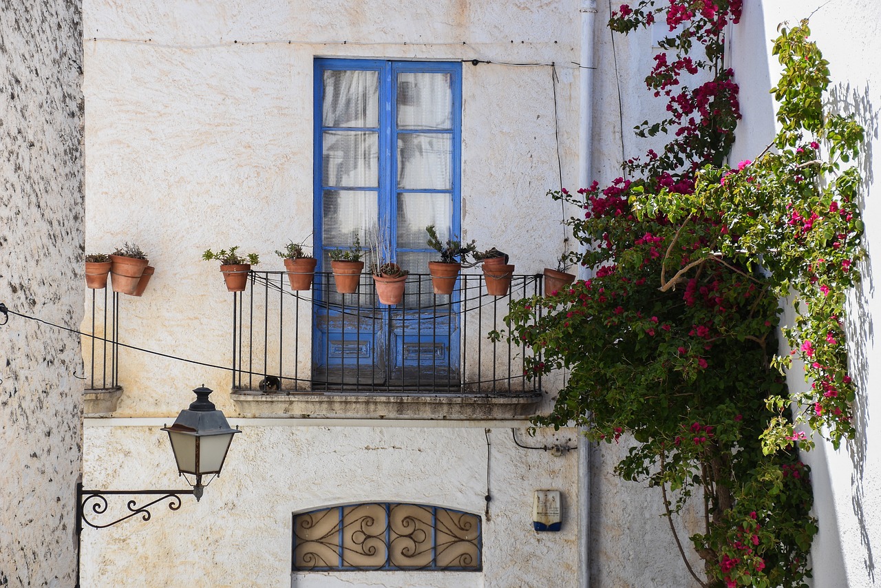 Image - balcony people facade costa brava